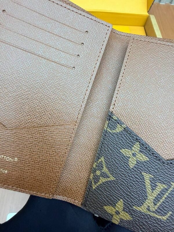 LOUIS VUITTON M29550 Locked Passport Cover