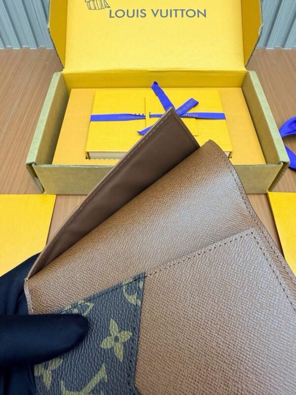 LOUIS VUITTON M29550 Locked Passport Cover