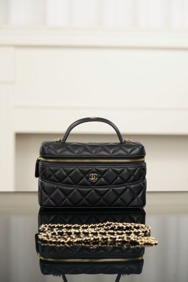 CHANEL  Clutch with chain