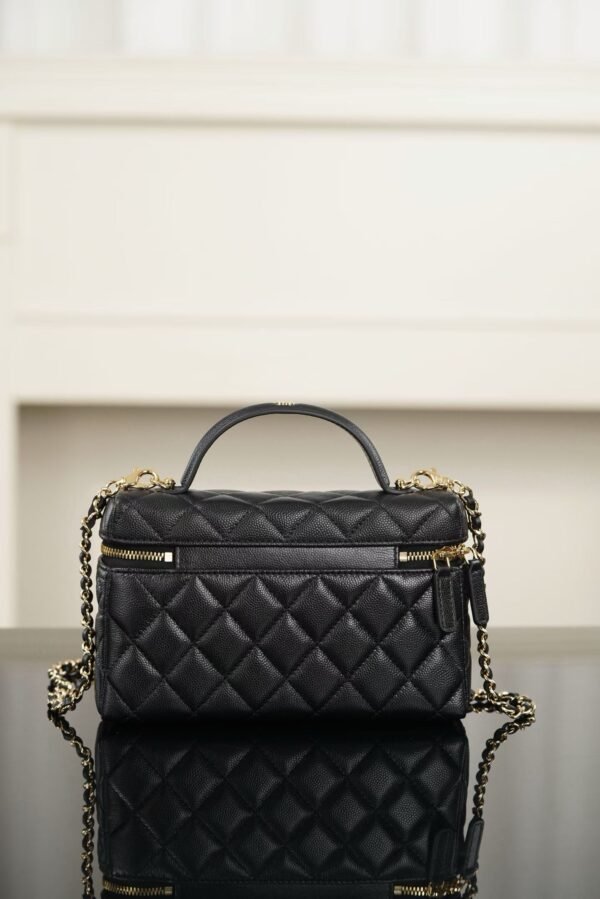 CHANEL  Clutch with chain
