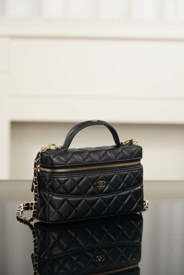 CHANEL  Clutch with chain