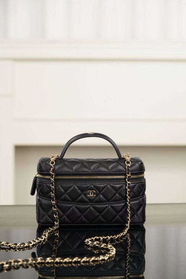 CHANEL  Clutch with chain