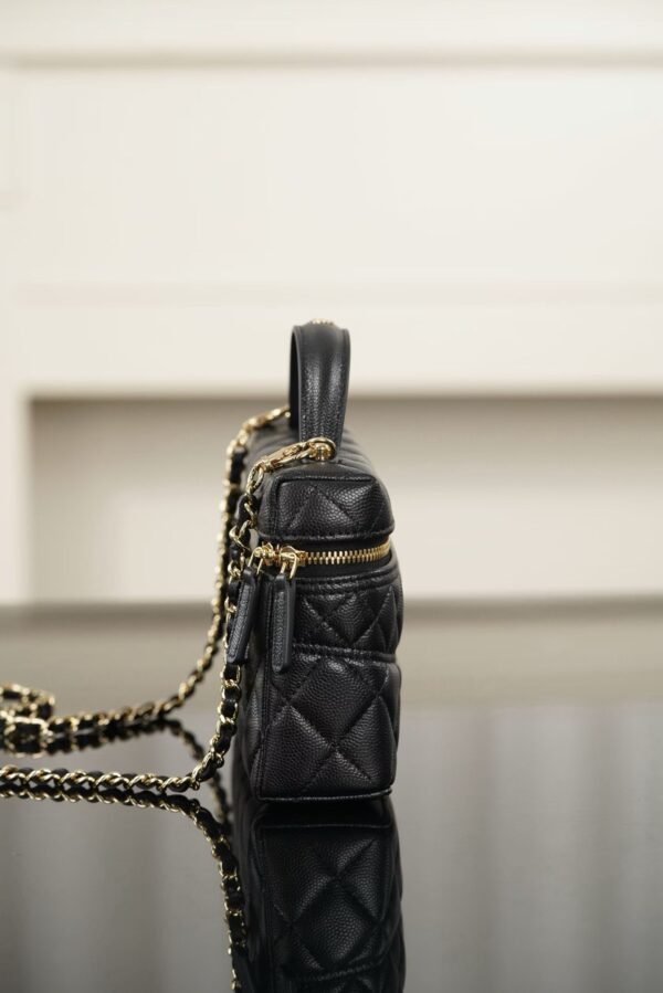 CHANEL  Clutch with chain