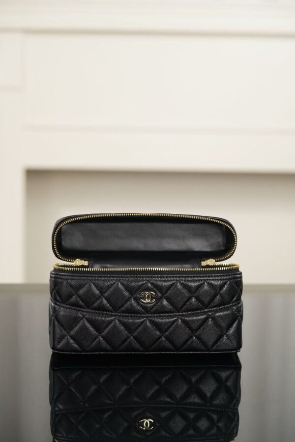 CHANEL  Clutch with chain