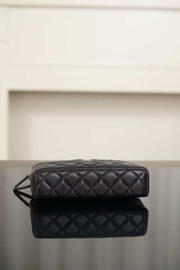 CHANEL  Clutch with chain