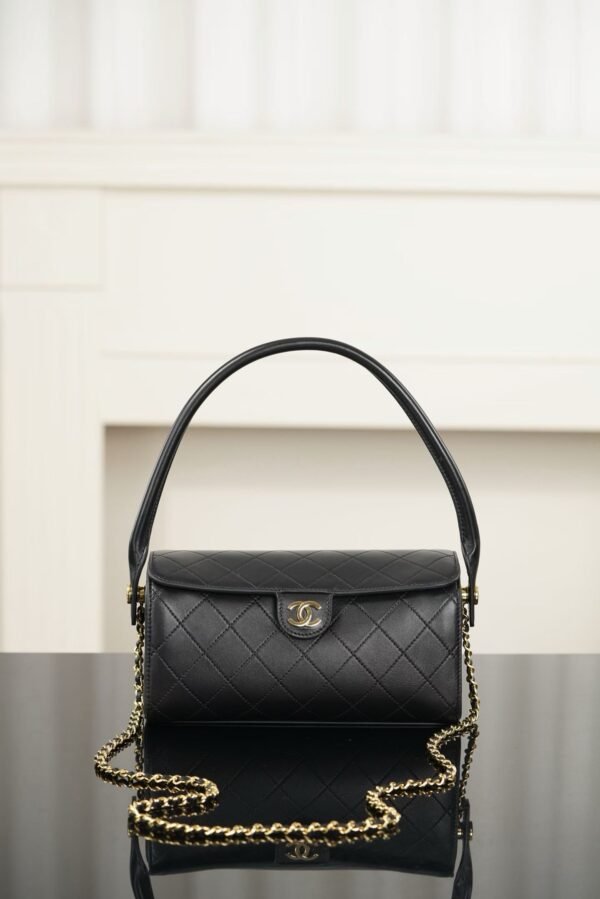 CHANEL  Clutch with chain