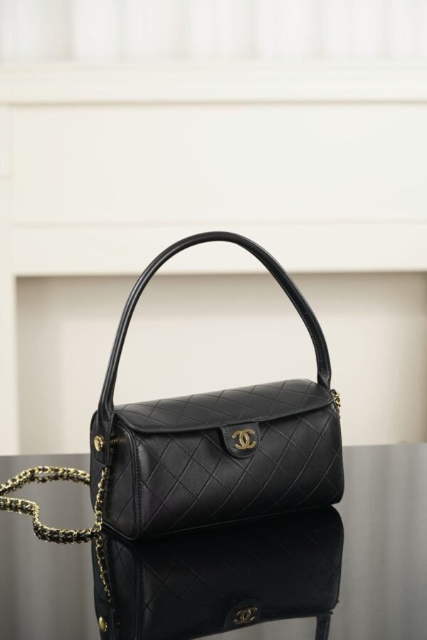 CHANEL  Clutch with chain