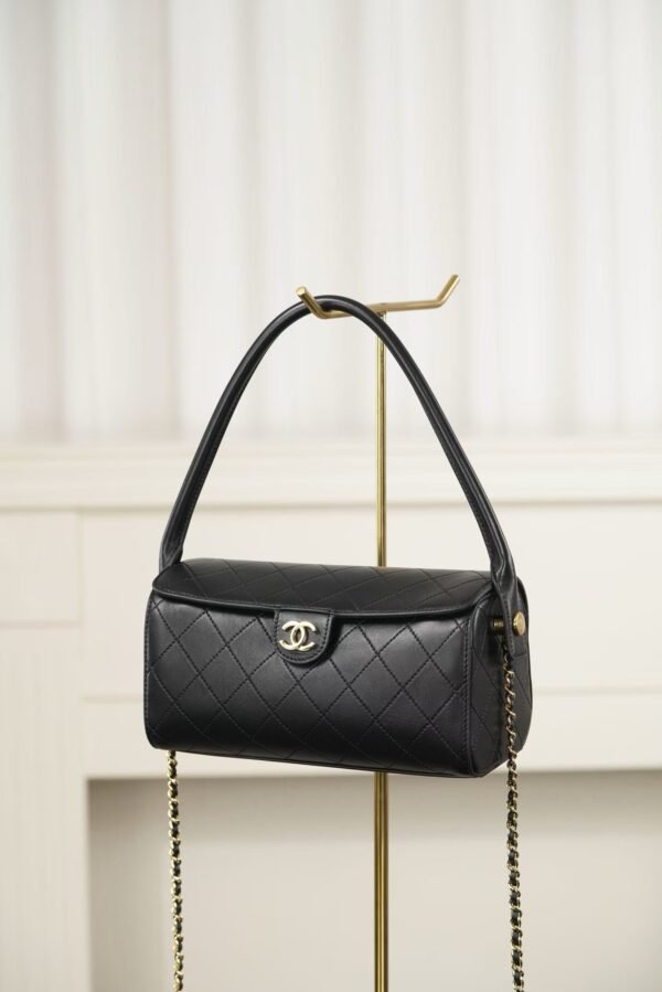 CHANEL  Clutch with chain