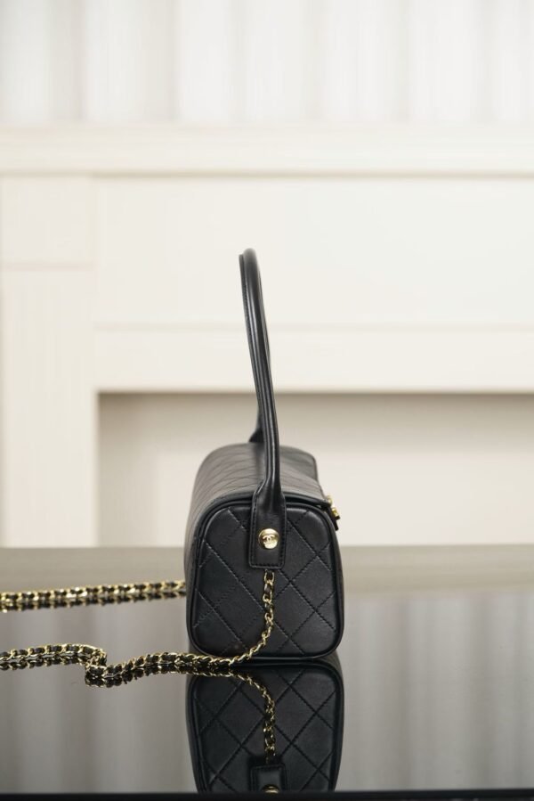 CHANEL  Clutch with chain