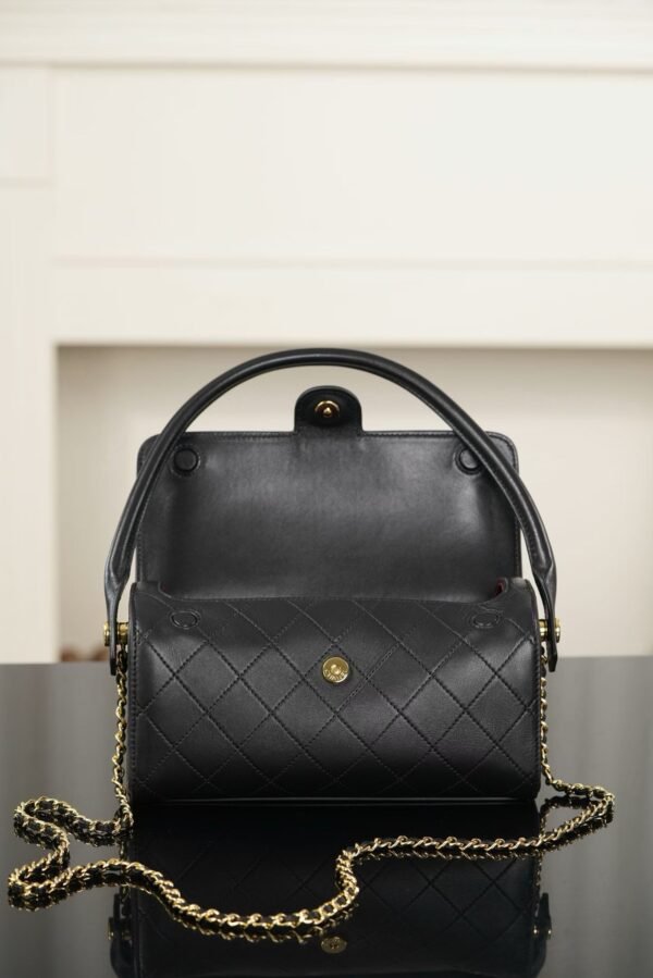 CHANEL  Clutch with chain
