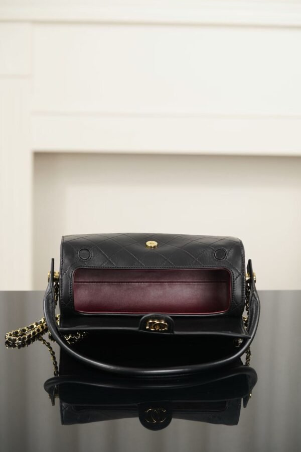CHANEL  Clutch with chain