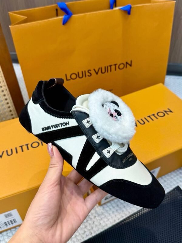 LOUIS VUITTON Sneakers