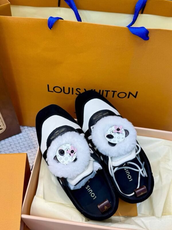 LOUIS VUITTON Sneakers