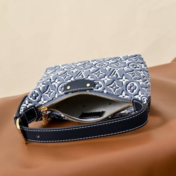 LOUIS VUITTON POCHETTEHILLS M2A155