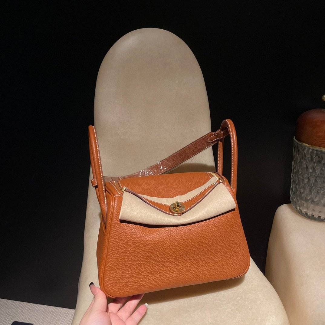 2-517.jpg HERMES Lindy 26 Color37 Clemence leather - Image 1