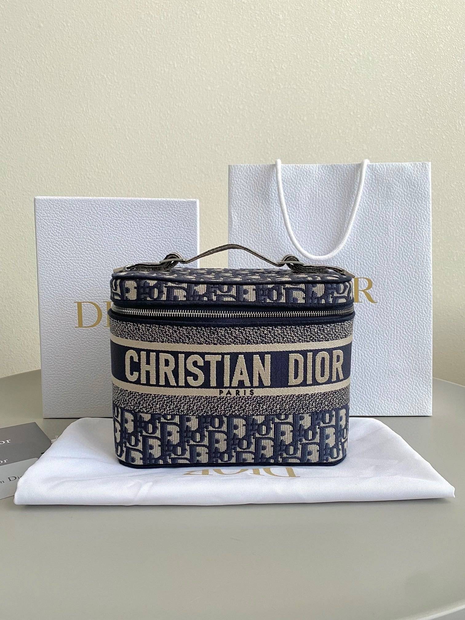 9-199.jpg DIOR Oblique Vanity - Image 1