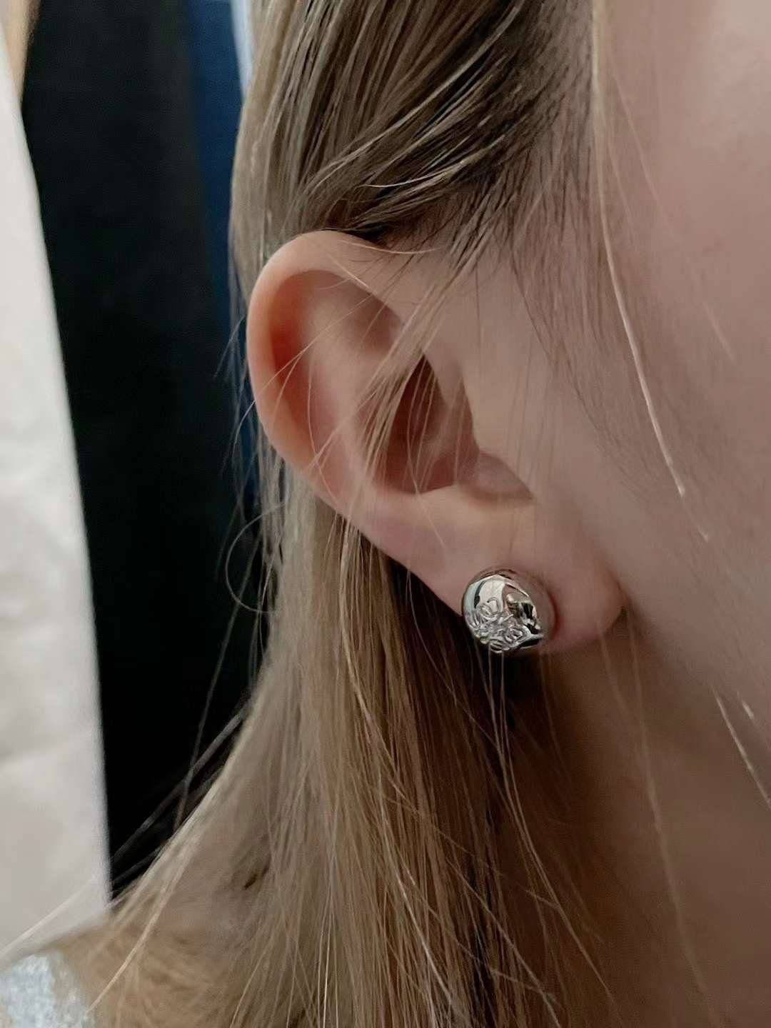图片_20240415100936.jpg LOEWE logo ear stud Earing - Image 1