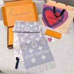 LOUIS VUITTON ESSENTIAL scarf - Image 8