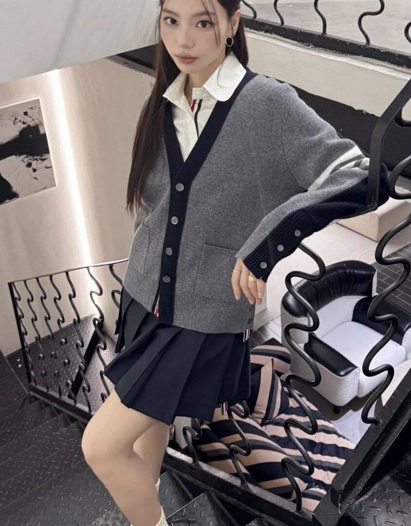 微信图片_20250113143051-e1736749929745.jpg THOM BROWNE 24SS Color-blocking knitted cardigan - Image 1