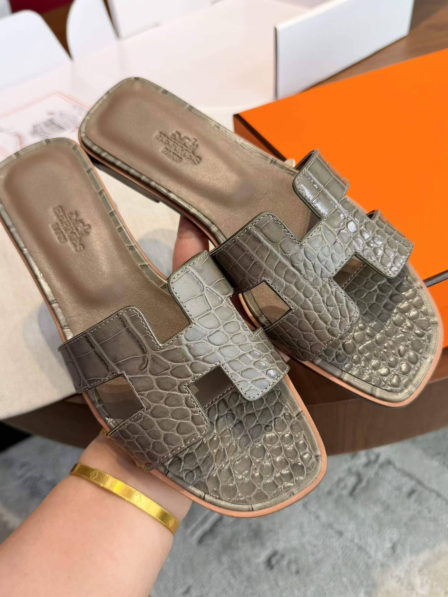 微信图片_2026-05-29_110329_221.jpg HERMES Slippers - Image 1