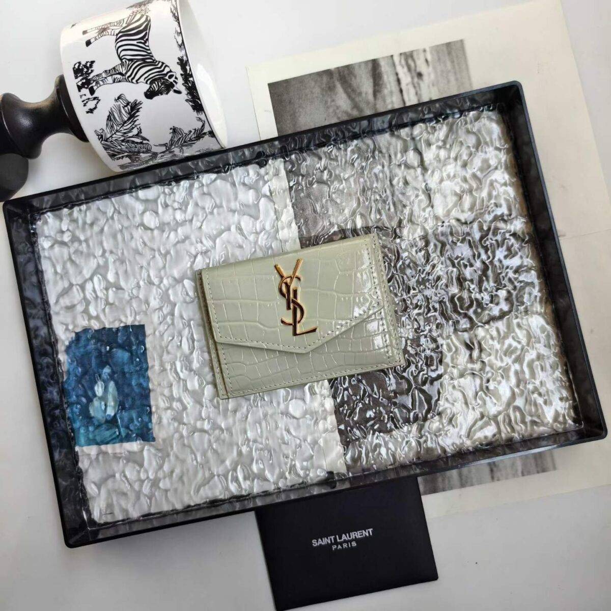YSL UPTOWN FLAP CARD CASE IN GRAIN DE POUDRE LEATHER - Image 3