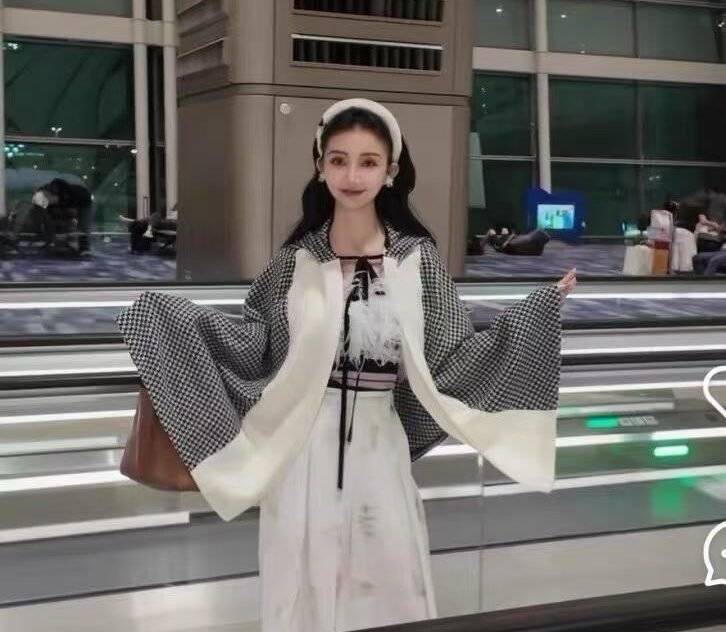 微信图片_2026-09-21_153406_861-e1790062792968.jpg DIOR Cape - Image 1