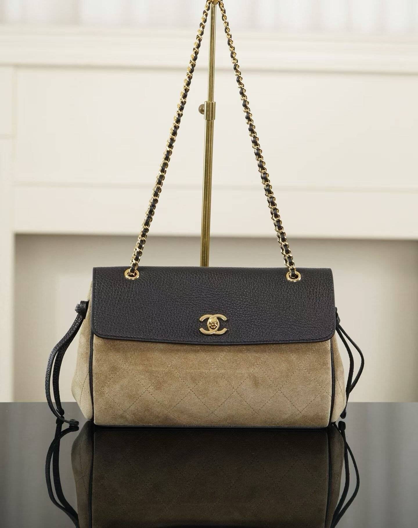 微信图片_2026-09-29_102829_874-e1791465191654.jpg CHANEL Small Tote - Image 1