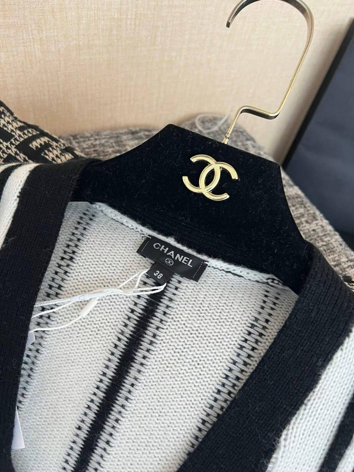 CHANEL Cardigan - Image 3