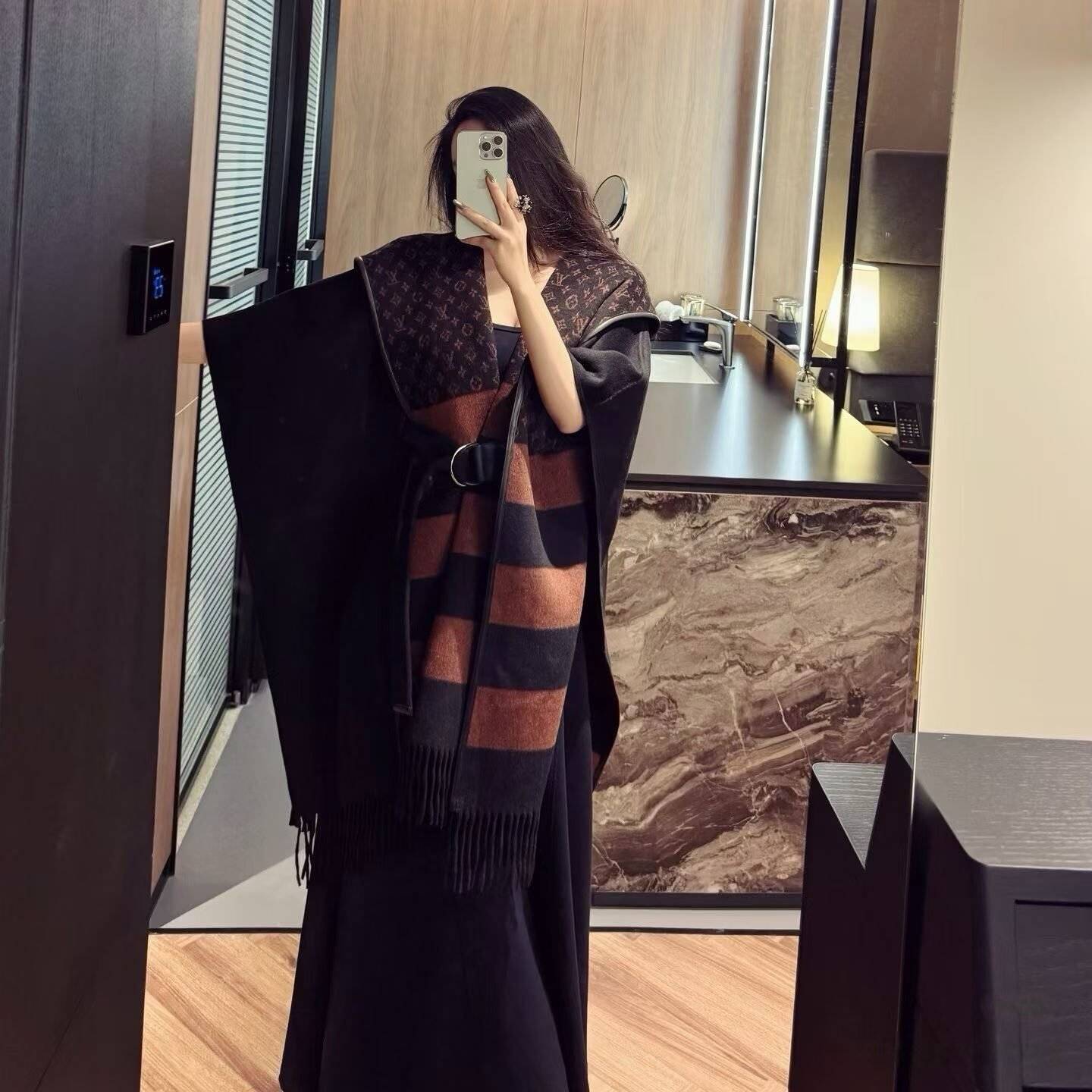 微信图片_2026-09-30_155408_557-e1790775958489.jpg LOUIS VUITTON 26 Wool Coat - Image 1