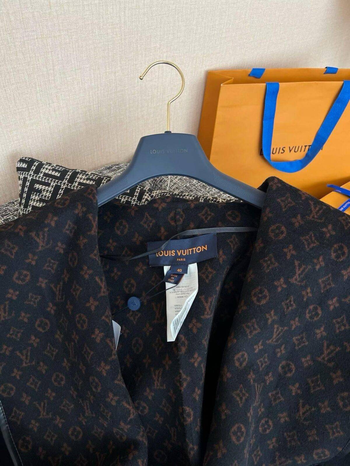 LOUIS VUITTON 26 Wool Coat - Image 3