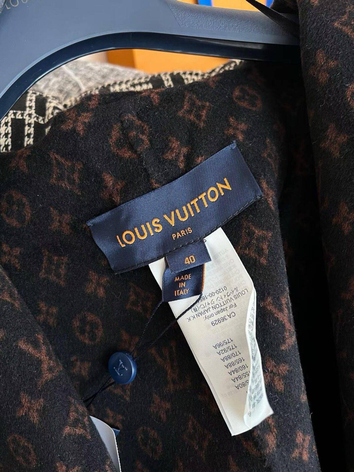 LOUIS VUITTON 26 Wool Coat - Image 4