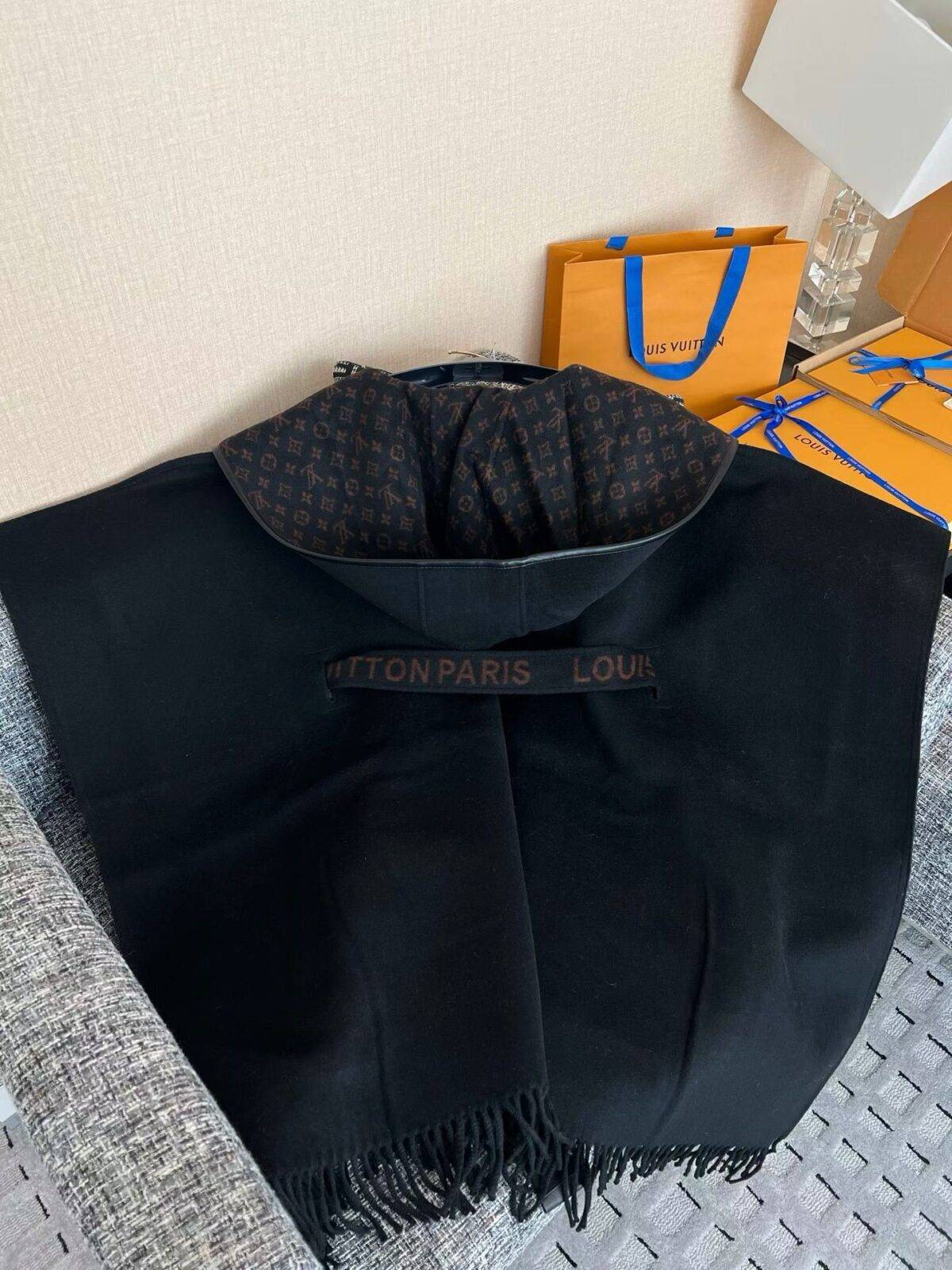 LOUIS VUITTON 26 Wool Coat - Image 9