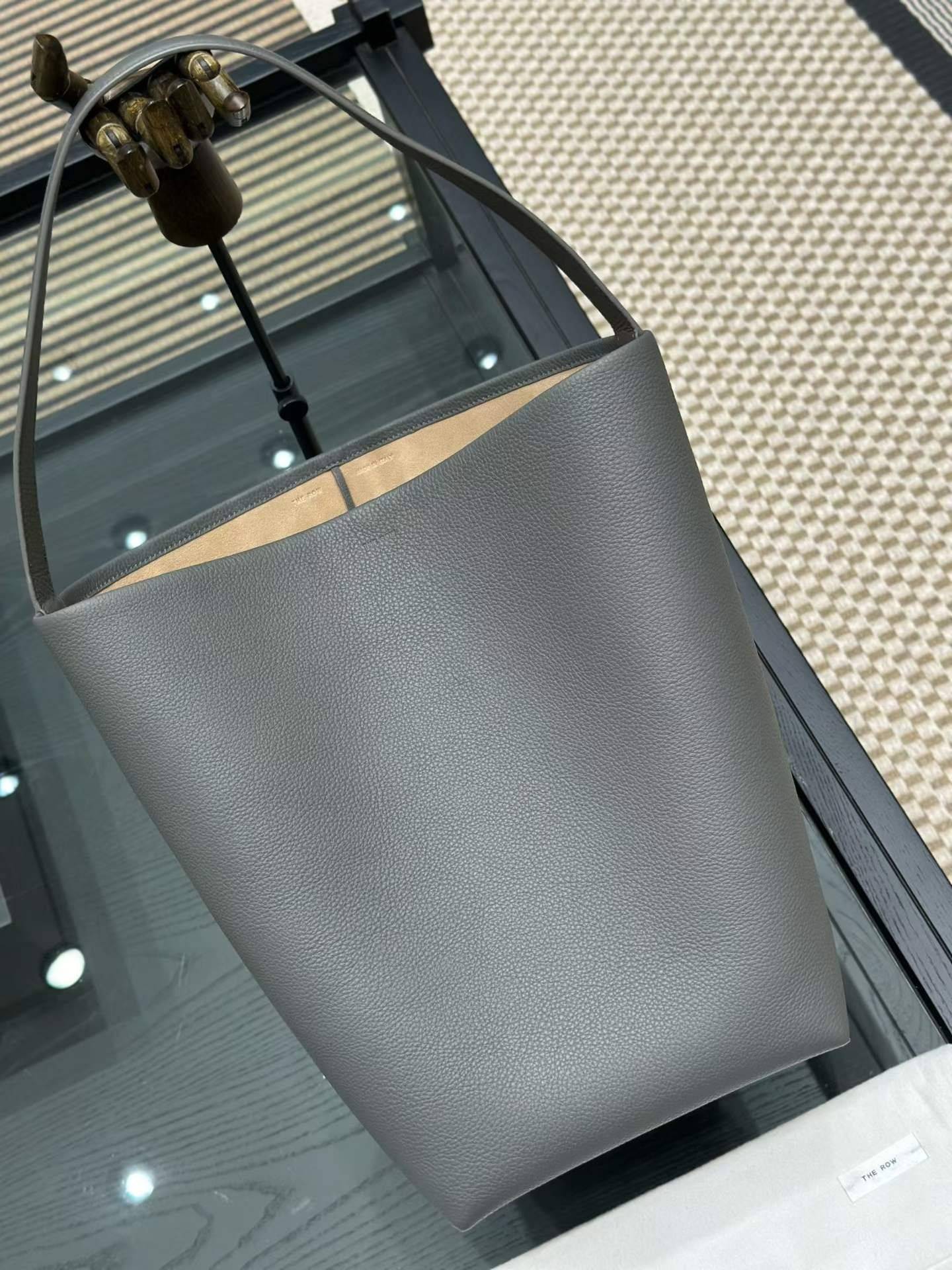 微信图片_20260417143433.jpg THE ROW N/S Park Leather tote bag - Image 1