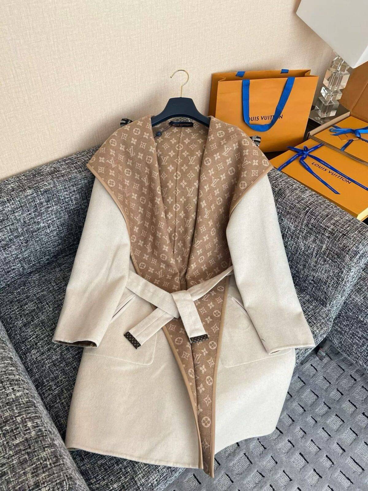 LOUIS VUITTON 26 Wool Coat - Image 2
