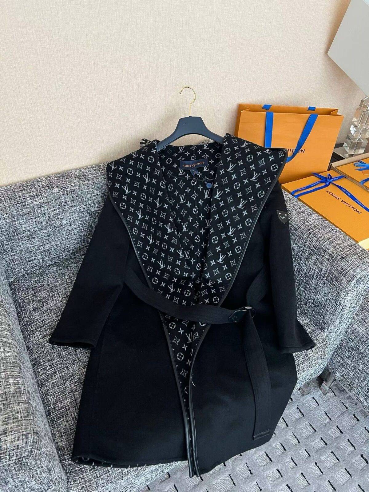 LOUIS VUITTON 26 Wool Coat - Image 2