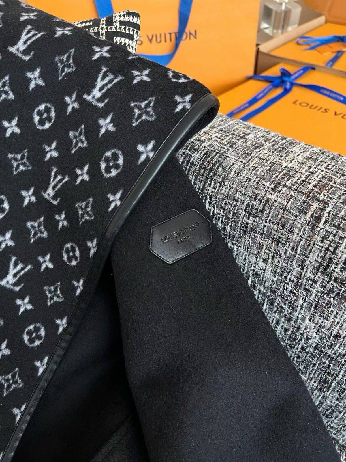 LOUIS VUITTON 26 Wool Coat - Image 9