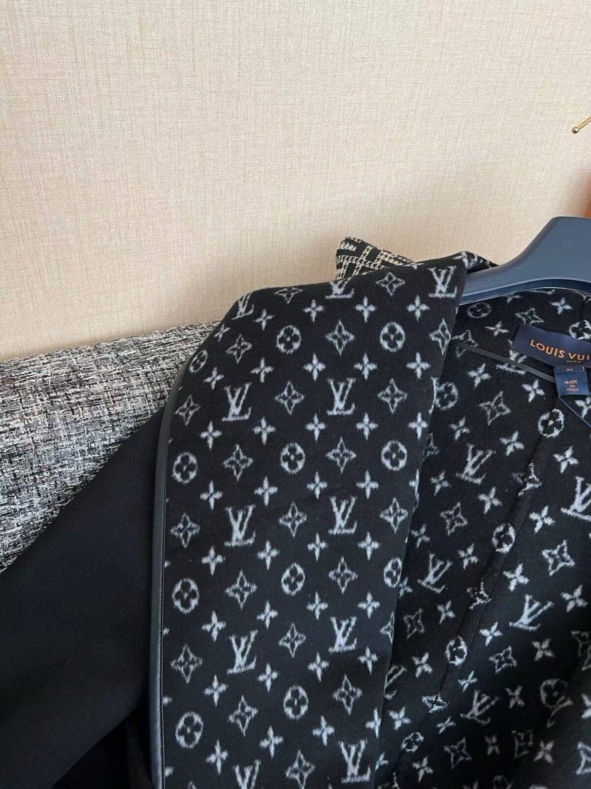 LOUIS VUITTON 26 Wool Coat - Image 7